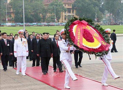 Chủ tịch Triều Tiên Kim Jong-un cùng các thành viên Đoàn đại biểu cấp cao Triều Tiên đến đặt vòng hoa và vào Lăng viếng Chủ tịch Hồ Chí Minh